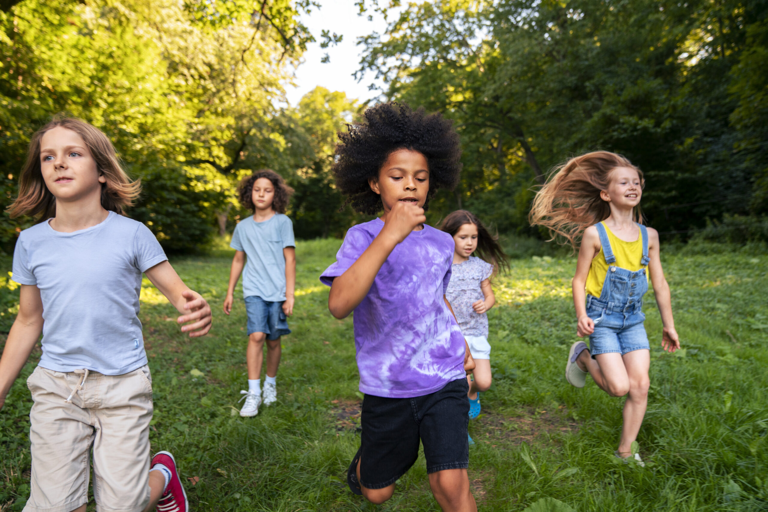 vue-de-face-des-enfants-qui-courent-a-l-exterieur